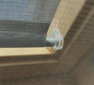 eco-stores_fenetre_de_toit_velux_store_ECO_detail_crochet_attache